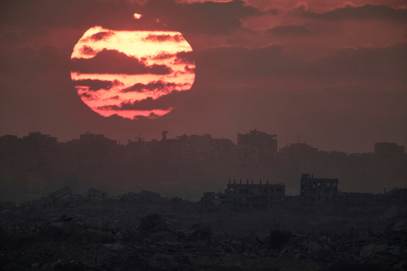 Solnedgång över byggnader som förstörts i Israels pågående offensiv i norra Gaza. Bilden är från i torsdags. 
