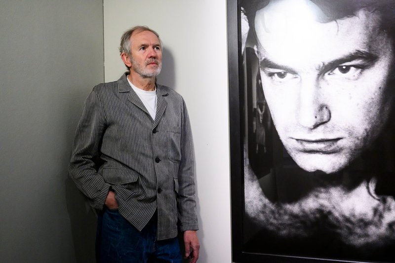 "Jag ville alltid vara en del av musikvärlden. Den var min stora kärlek", säger Anton Corbijn. Rockstjärnefotografen firar 50 års karriär med en samlingsutställning på Fotografiska i Stockholm.