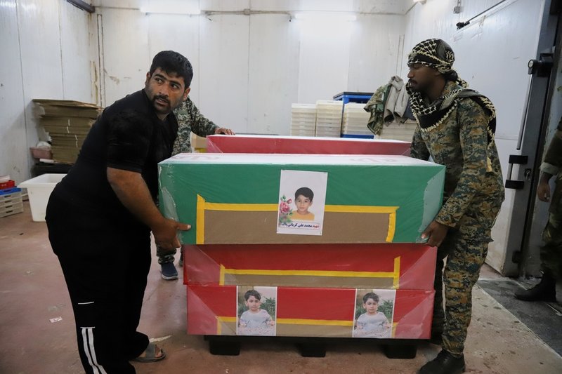 Kistor med barn som dödades i attacken i Minab förbereds för begravning den 3 mars.