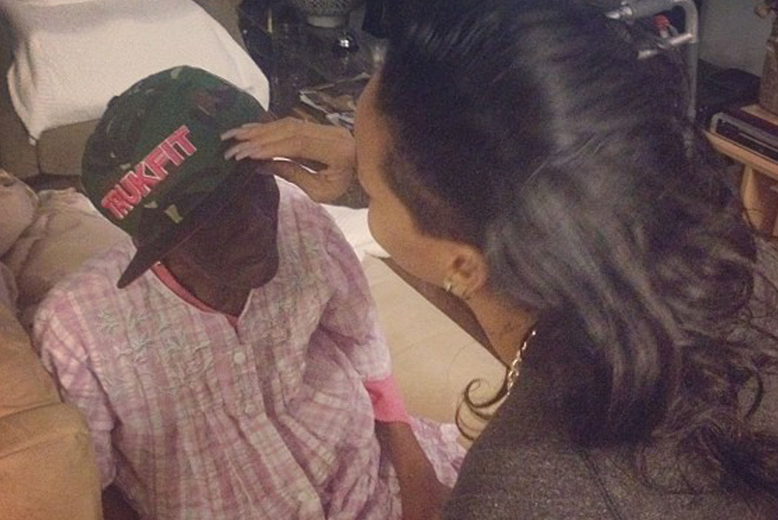 Rihanna twittrade även om att hon var och besökte sin sjuka mormor. Som fick en liten present av stjärnan. Cute!
