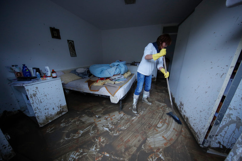 Stora mängder lera har också tagit sig in i invånarnas hus i Casamicciola på ön Ischia.