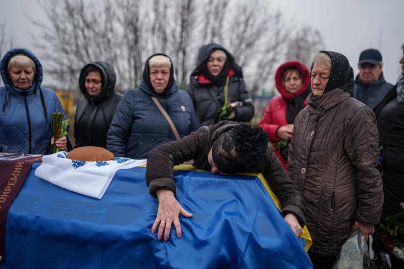 Sorg i Bojarka utanför Kiev. Kvinnan sörjer sin son Oleh Borovyk, en soldat som dödades i de intensiva striderna om staden Pokrovsk vid fronten i öst. Bilden togs i onsdags.