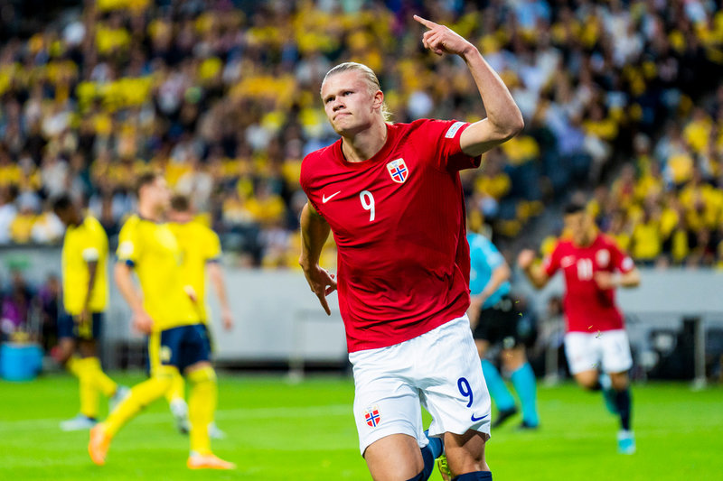 Norges Erling Braut Haaland får en släng av sleven från Ludwig Augustinsson. Arkivbild.