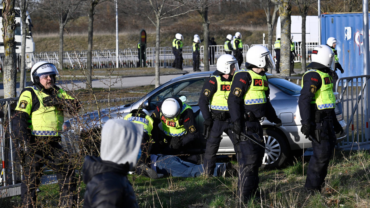 En bil körde in i avspärrningen vid högerextremisten Rasmus Paludans möte i Malmö. Föraren greps.