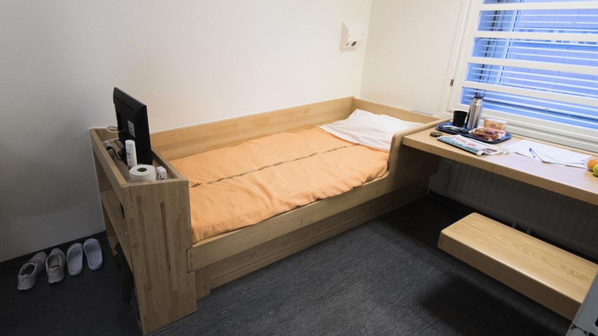 En man som satt häktad i Sollentuna fick bo i ett rum utan säng och bord i två veckor vilket JO inte tycker är lämpligt. Arkivbild.