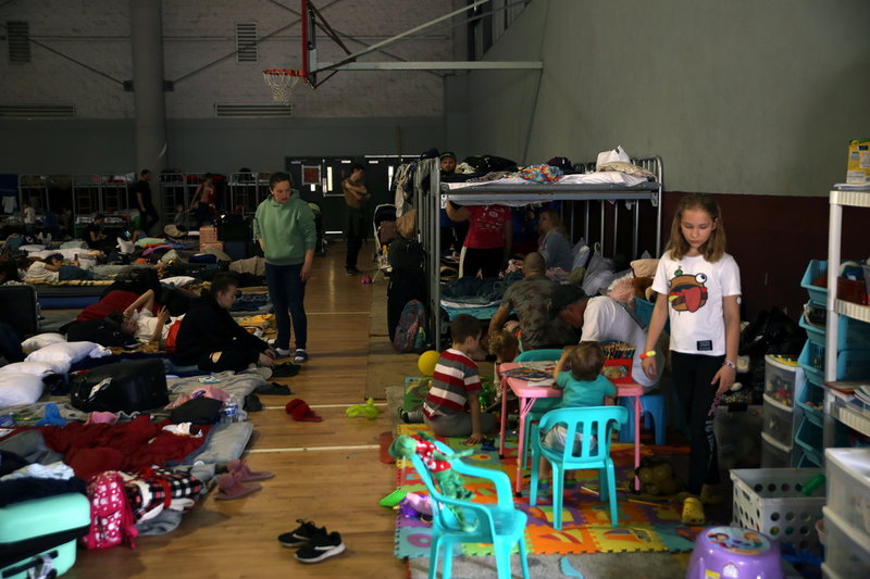 Många av de ukrainska flyktingarna som väntar på att ta sig in i USA sover i en baskethall i Tijuana.