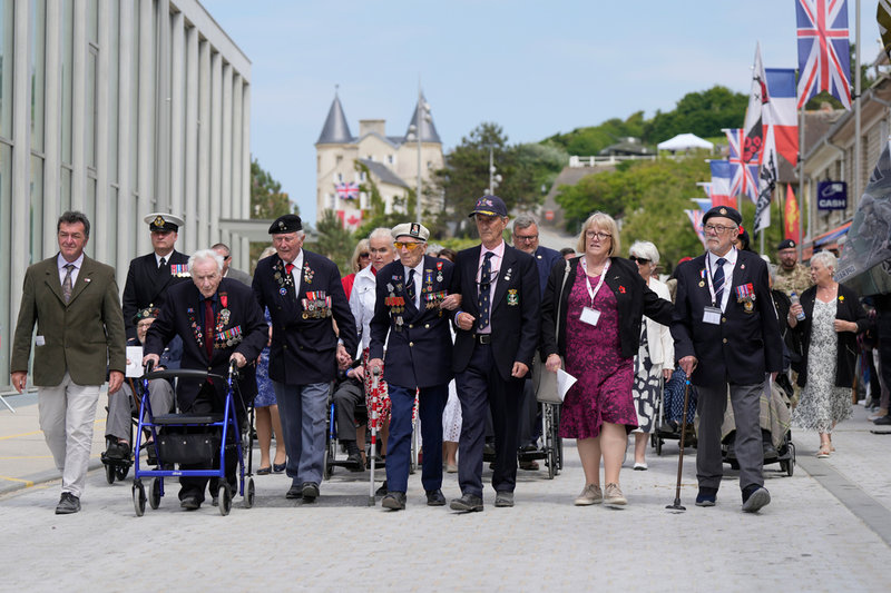 Några av veteranerna från D-dagen 1944 på plats i Normandie i år.