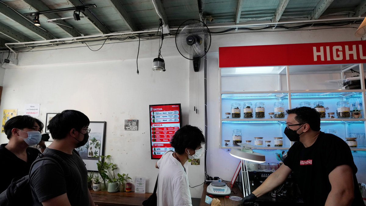 Bild från en butik som säljer cannabis i Thailand. Landet avkriminaliserade drogen 2022.