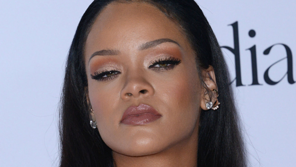 Rihanna, som precis har släppt albumet "Anti", skulle uppträda på Grammy-galan. 