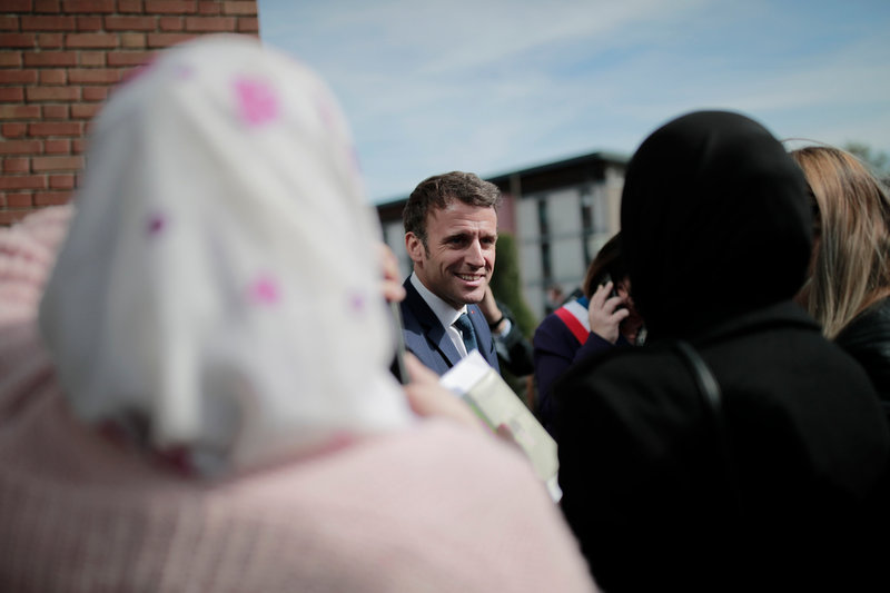 Frankrikes president Emmanuel Macron vill dels ha en mer integrerad fransk islam, dels gå hårt åt islamism och radikalisering med utländskt inflytande. Här talar han med väljare i Denain i norra Frankrike, 11 april.