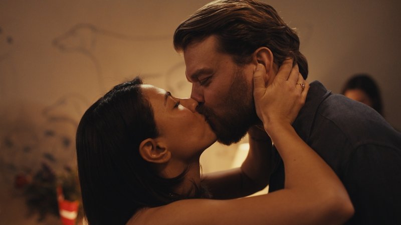 Evin Ahmad och Pilou Asbæk i "Secrets". Pressbild.