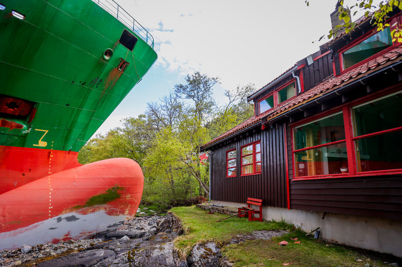 Fartyget hamnade bara några meter från ett hus.