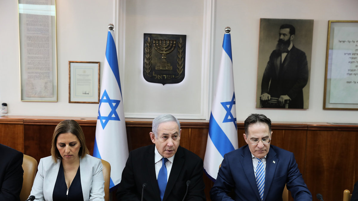 Israels underrättelseminister Gila Gamliel, här till vänster vid ett möte med premiärminister Benjamin Netanyahu och hans stabschef Tzahi Braverman. Arkivbild.