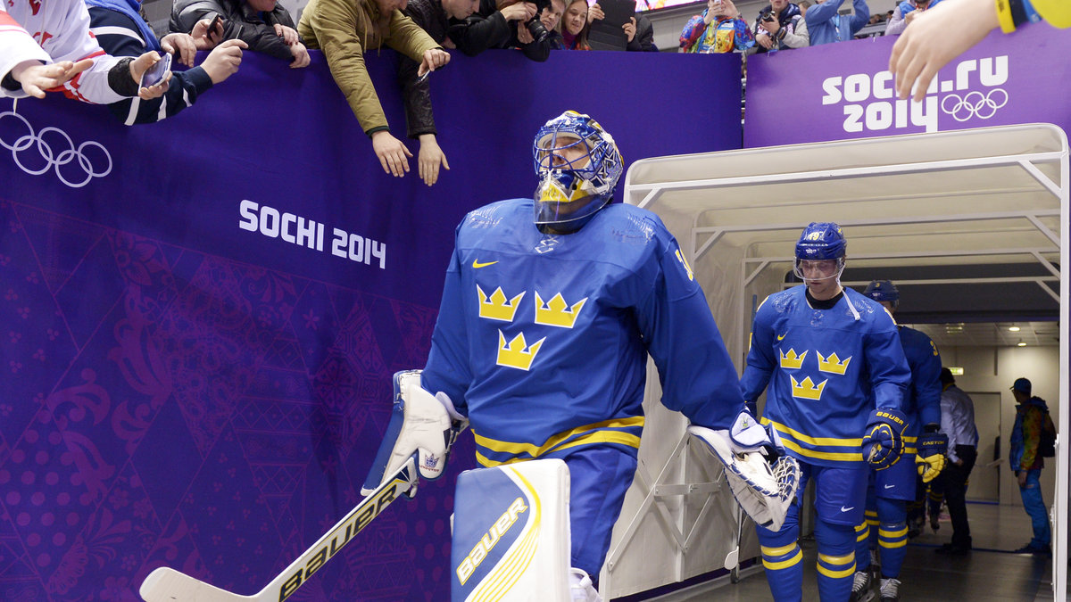 Sveriges målvakt Henrik Lundqvist och Nicklas Bäckström glider ut på isen.