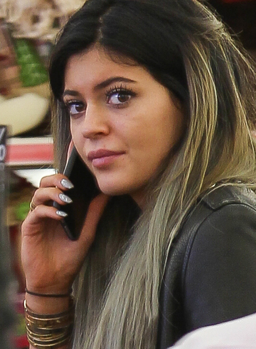 Kylie pratar i telefon. Kanske med pojkvännen Tyga? 