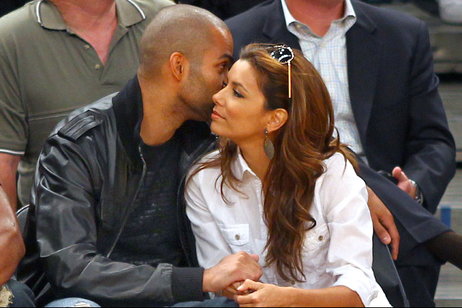 Oh Happy days. Tror inte det är så här familjärt mellan Tony Parker och Eva Longoria nu för tiden. Basketspelaren anklagas för att ha varit notoriskt otrogen mot sin fru. Men han säger att hon har varit det - också. Oh Happy days. Tror inte det är så här familjärt mellan Tony Parker och Eva Longoria nu för tiden. Basketspelaren anklagas för att ha varit notoriskt otrogen mot sin fru. Men han säger att hon har varit det - också.