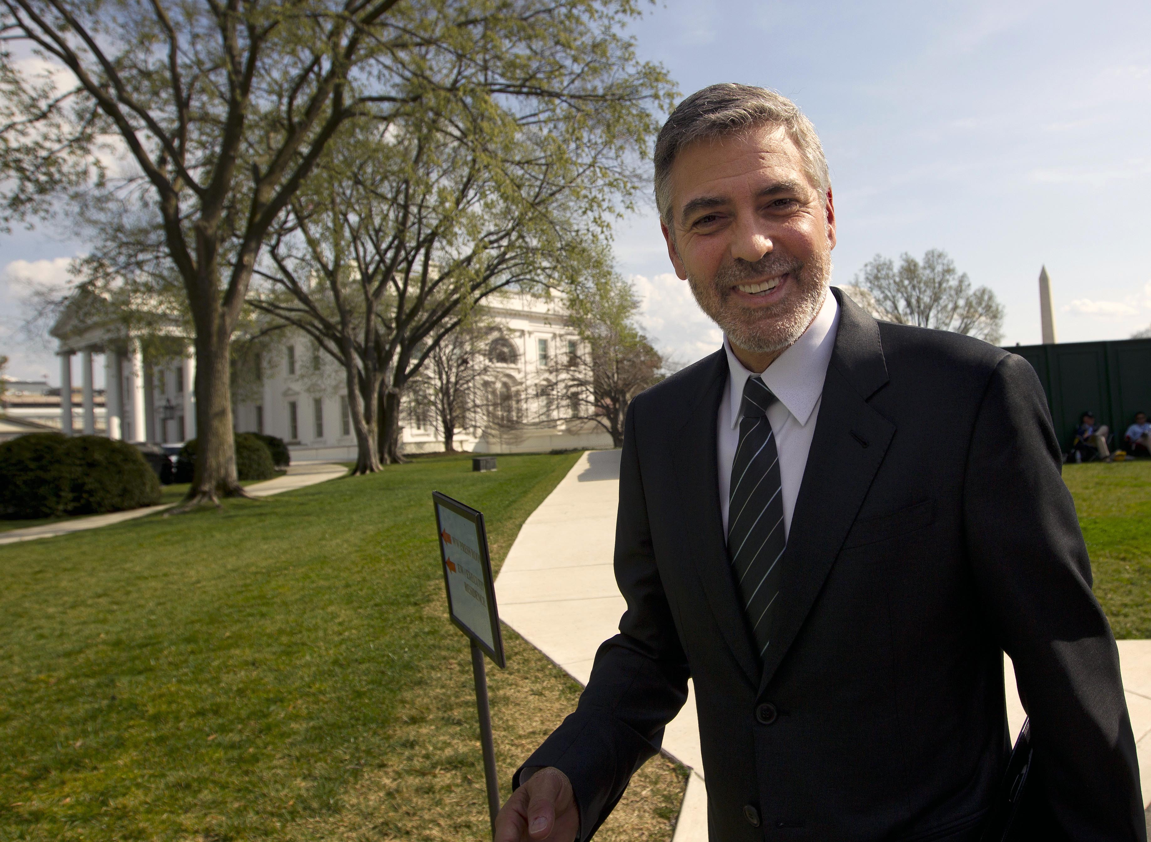 George Clooney efter ett besök hos Obama i Vita huset. George Clooney efter ett besök hos Obama i Vita huset.