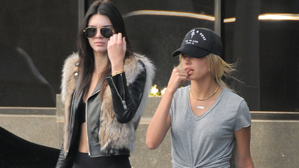 Bästisarna Kendall Jenner och Hailey Baldwin är ute och shoppar juveler i Beverly Hills.