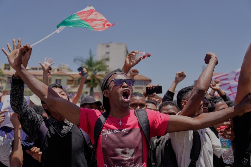 Demonstranter protesterar mot president Andry Rajoelina på gatorna i Madagaskars huvudstad Antananarivo på tisdagen.