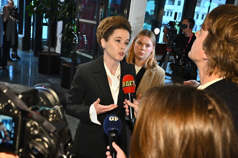 Miljöpartiets språkrör Amanda Lind anländer till söndagskvällens partiledardebatt i SVT:s Agenda.