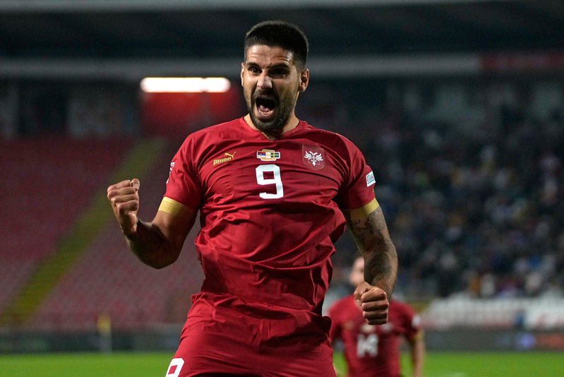 Serbiens målmaskin Aleksandar Mitrovic slog till med ett hattrick på Rajko Mitic-stadion i Belgrad.