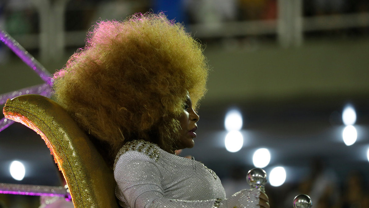 Den brasilianska sångerskan Elza Soares – här under en parad i Rio 2020 – har avlidit. Arkivbild.