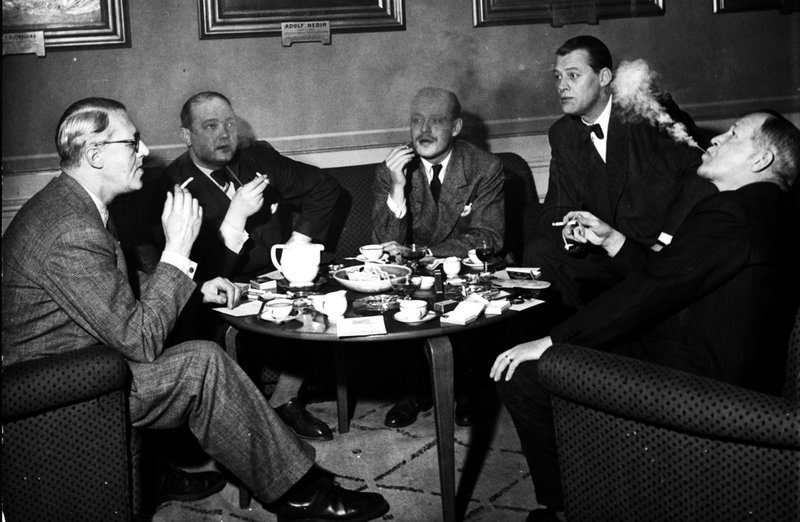 Rökning var tidigare en självklar del av många svenskars vardag. På bilden, tagen 1949, syns Sven Jerring, Stieg Trenter, Hasse Ekman, Erik Wästberg och Ernst Salén som försöker skilja svenska och amerikanska cigaretter åt i en tävling anordnad av Expressen.