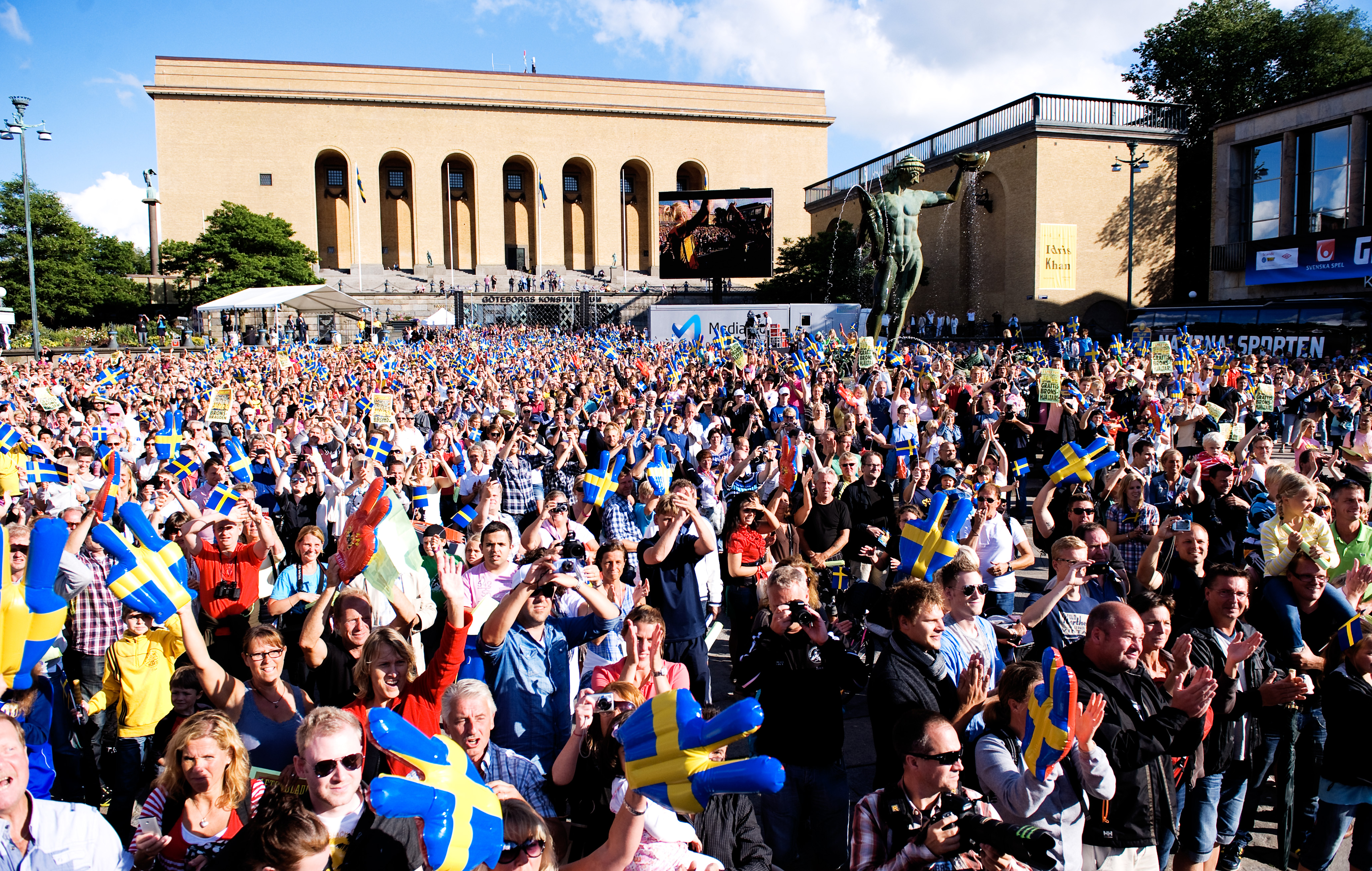 Flera tusen fans hade tagit sig till Götaplatsen för att hedra de svenska damerna.
