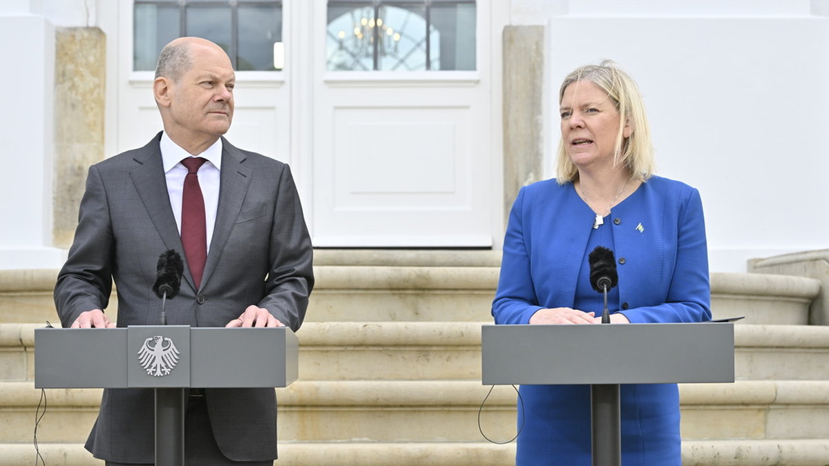 Statsminister Magdalena Andersson och Tysklands förbundskansler Olaf Scholz vid en pressträff i Berlin i maj i år. Nu kommer Scholz till Stockholm. Arkivbild.