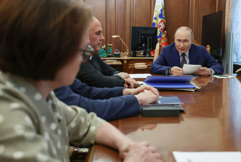 Rysslands president Vladimir Putin i ett möte med den ryska centralbankens chef Elvira Nabiullina och parlamentsledamöter i Moskva i augusti. Ryssland har fått tillgångar utomlands frysta.