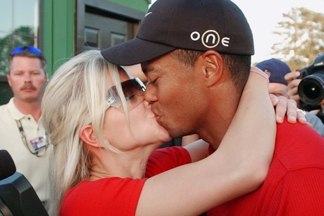 Tiger Woods kysser sin exfru Elin Nordegren 2005. 
