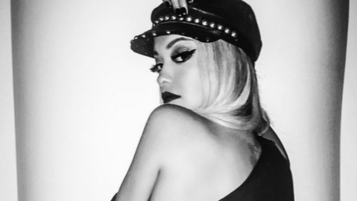 Rita Ora poserar i ett Dead Kennedys-linne. 