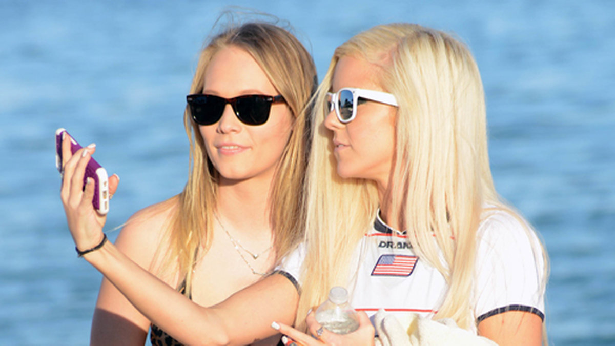 Modellerna och vuxenskådisarna Dakota James och Halle Von tar selfies och solar i Miami.