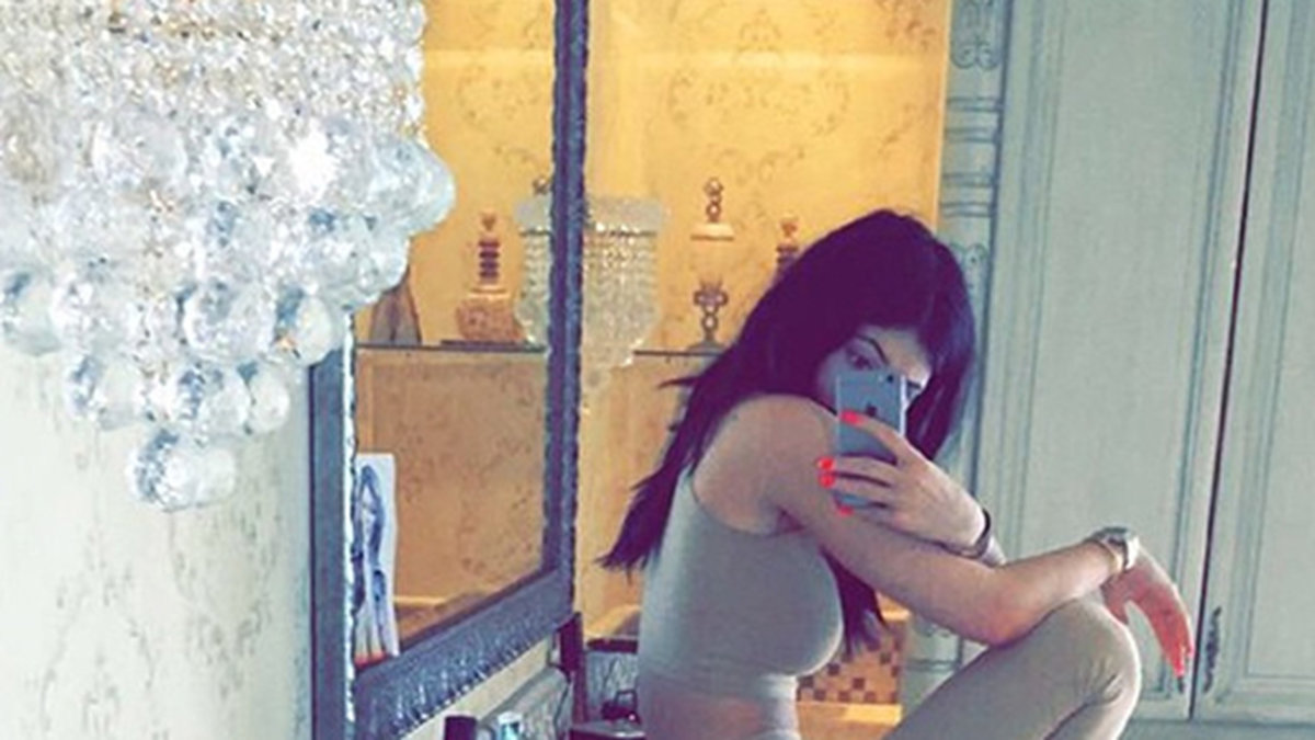 Kylie tar en selfie i Los Angeles. 