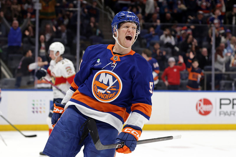 Emil Heineman jublar efter ett mål för New York Islanders den gångna NHL-säsongen.