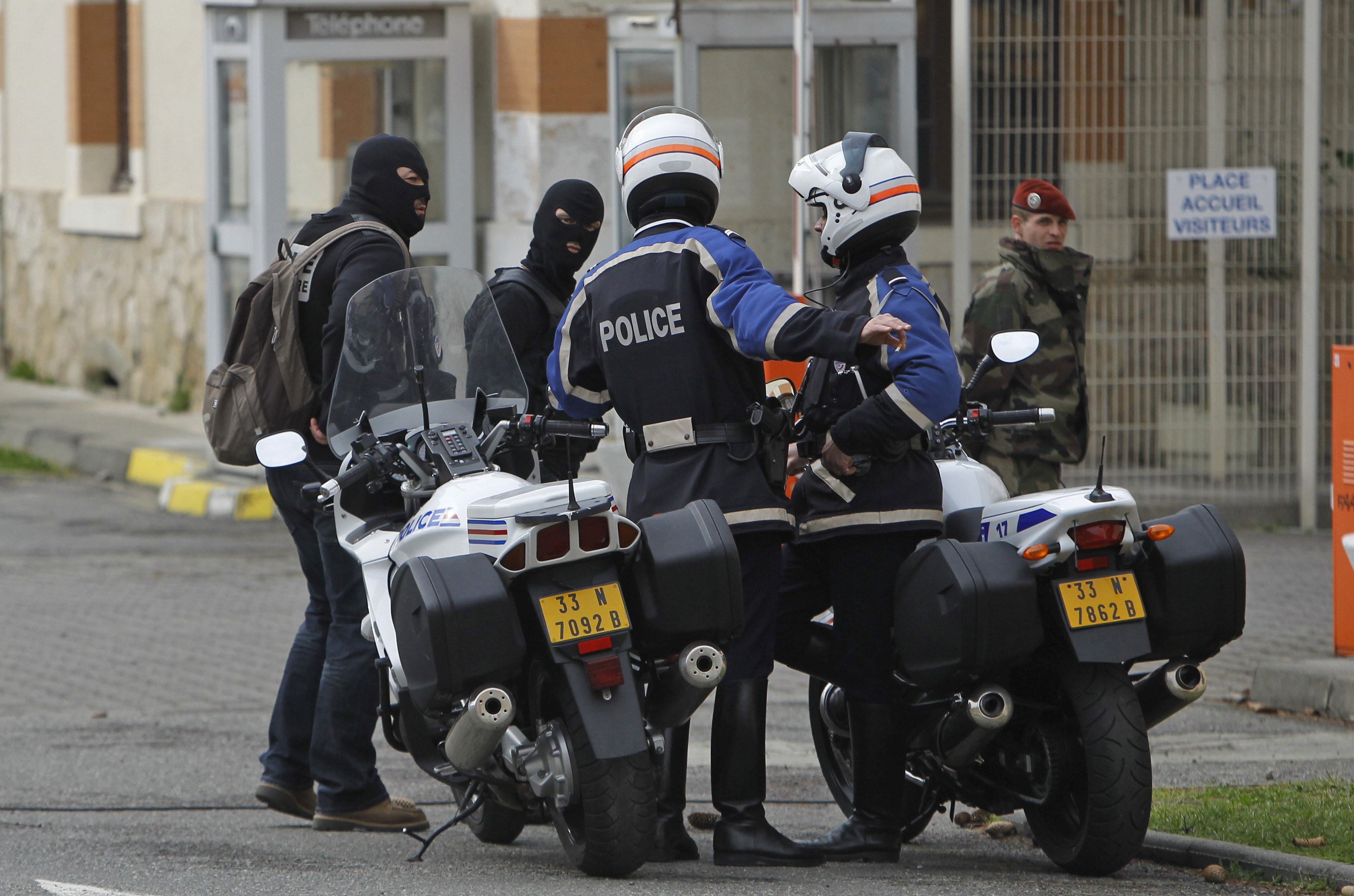 På torsdagsmorgonen får polisen inte kontakt med Merah och man befarar att han begått självmord. På torsdagsmorgonen får polisen inte kontakt med Merah och man befarar att han begått självmord.