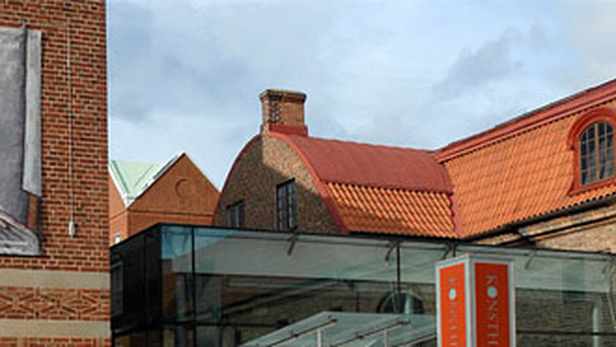 Hon kommer därför inte vara med på en invigning på Regionmuseet i Kristianstad.  
