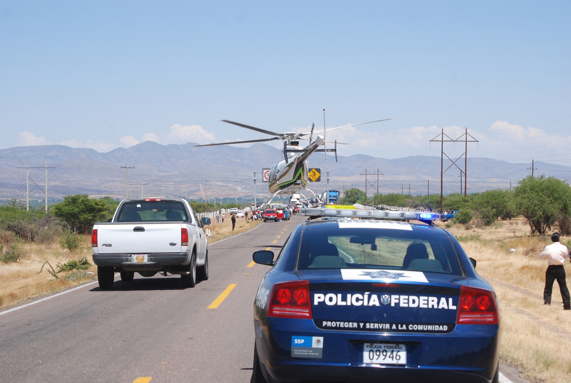 Den mexikanska polisen hittade kropparna i två bilar parkerade på motorvägen. Varning för starka bilder i bildspelet.