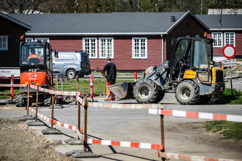 Det byggs och förbereds för nybyggnation mellan de låga byggnaderna på Almegårds kaserne, som uppfördes efter andra världskriget, när Sovjetunionen, som befriat Bornholm från nazisterna, också lämnat ön i april 1946.