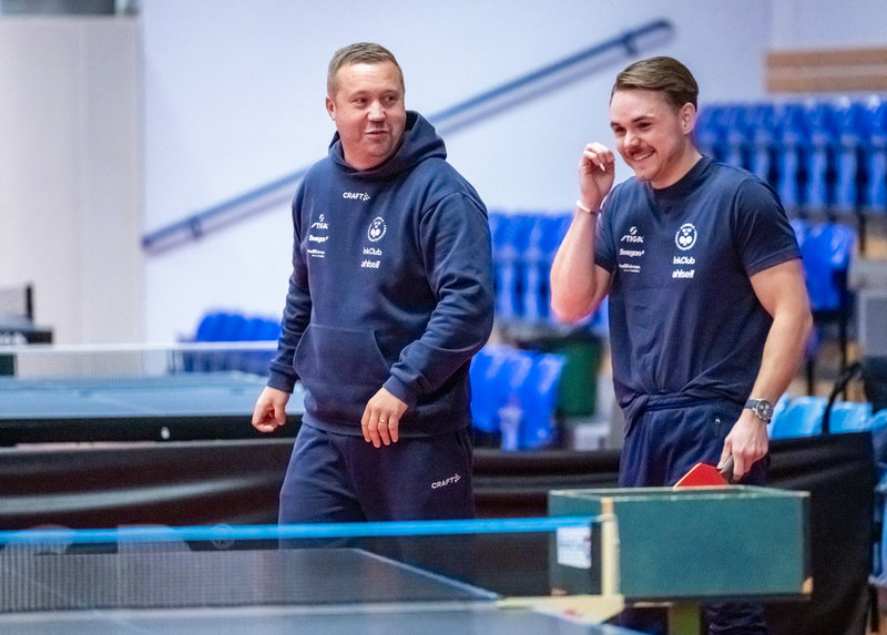 Förbundskapten Marcus Sjöberg och Malte Möregårdh, som är personlig tränare för brodern Truls Möregårdh.