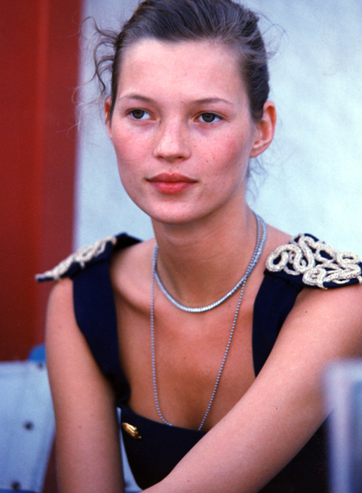 Kate Moss backstage under det tidiga 1990-talet. Kate Moss backstage under det tidiga 1990-talet.