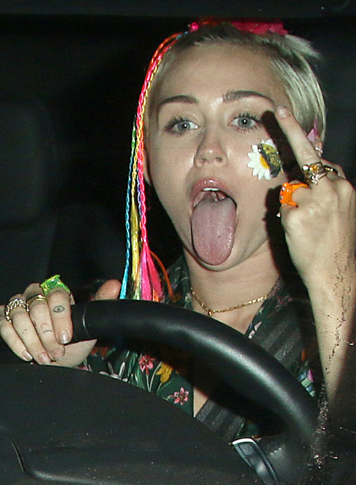 Miley visar fingret. Miley visar fingret.