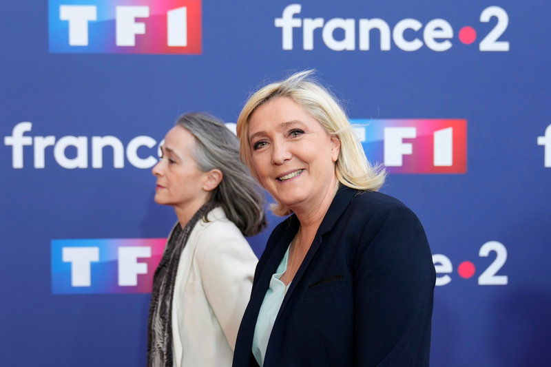 Presidentkandidaten Marine Le Pen på väg in till tv-studion för slutdebatten inför söndagens val.