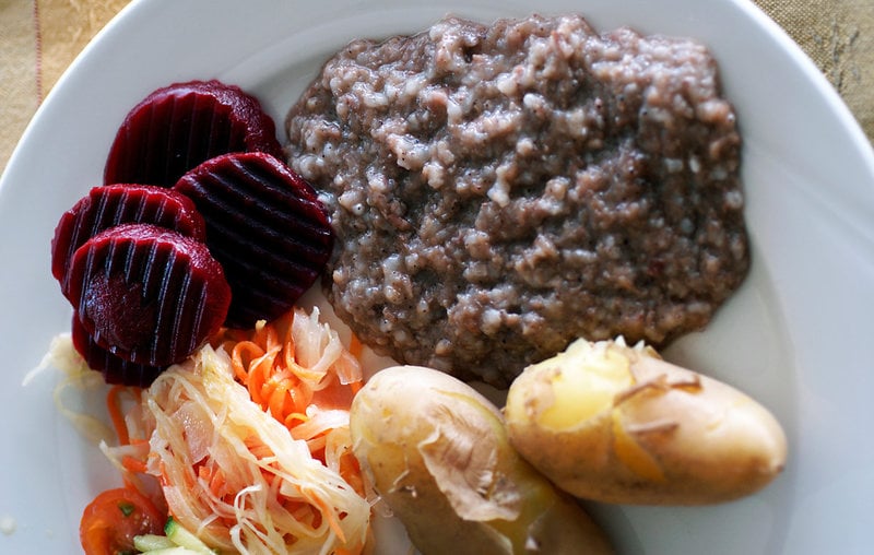  Pölsa med rödbetor och mandelpotatis - i tider av köttbrist uppmanar branschen svenskar att äta mer av djuret och hitta tillbaka till inälvsmaten.