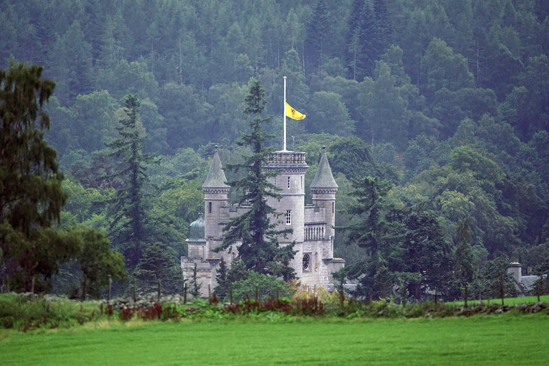 Flagga på halvstång på slottet Balmoral
