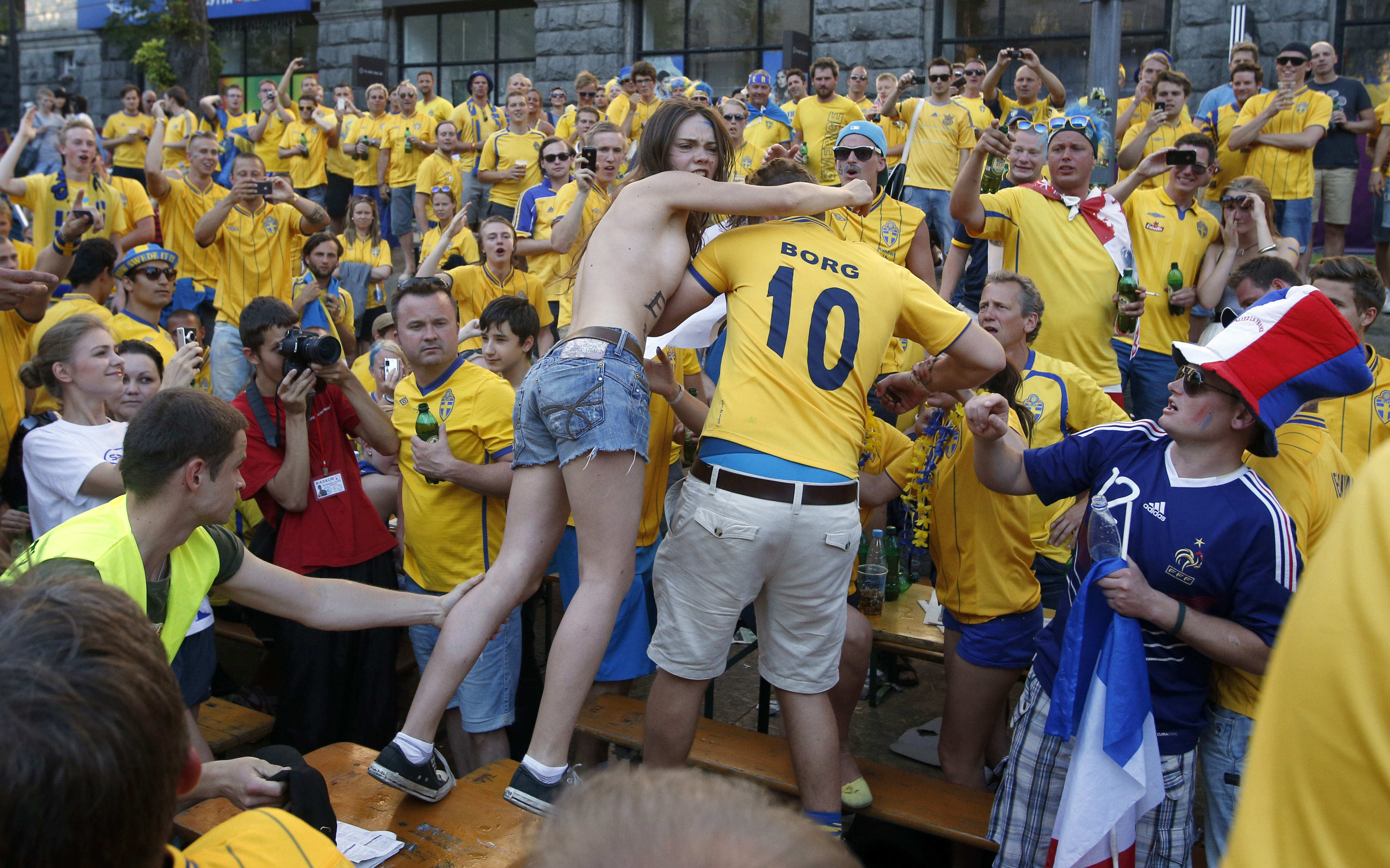 Även svenska supportrar råkade ut för gruppen innan matchen mellan Sverige och Frankrike.