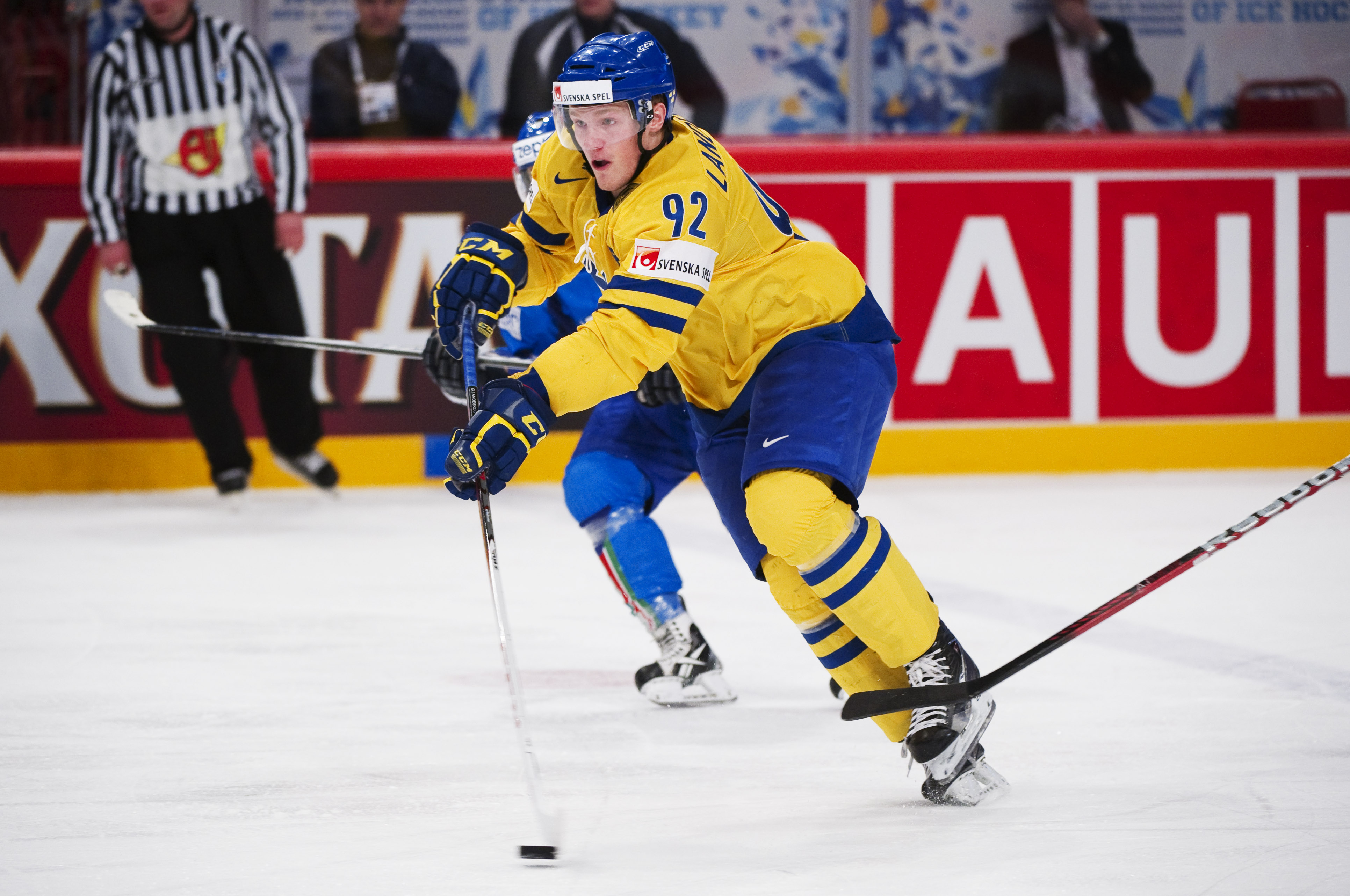 Landeskog fick äntligen göra sitt första VM-mål. Han stod dessutom för ett assist. Landeskog fick äntligen göra sitt första VM-mål. Han stod dessutom för ett assist.