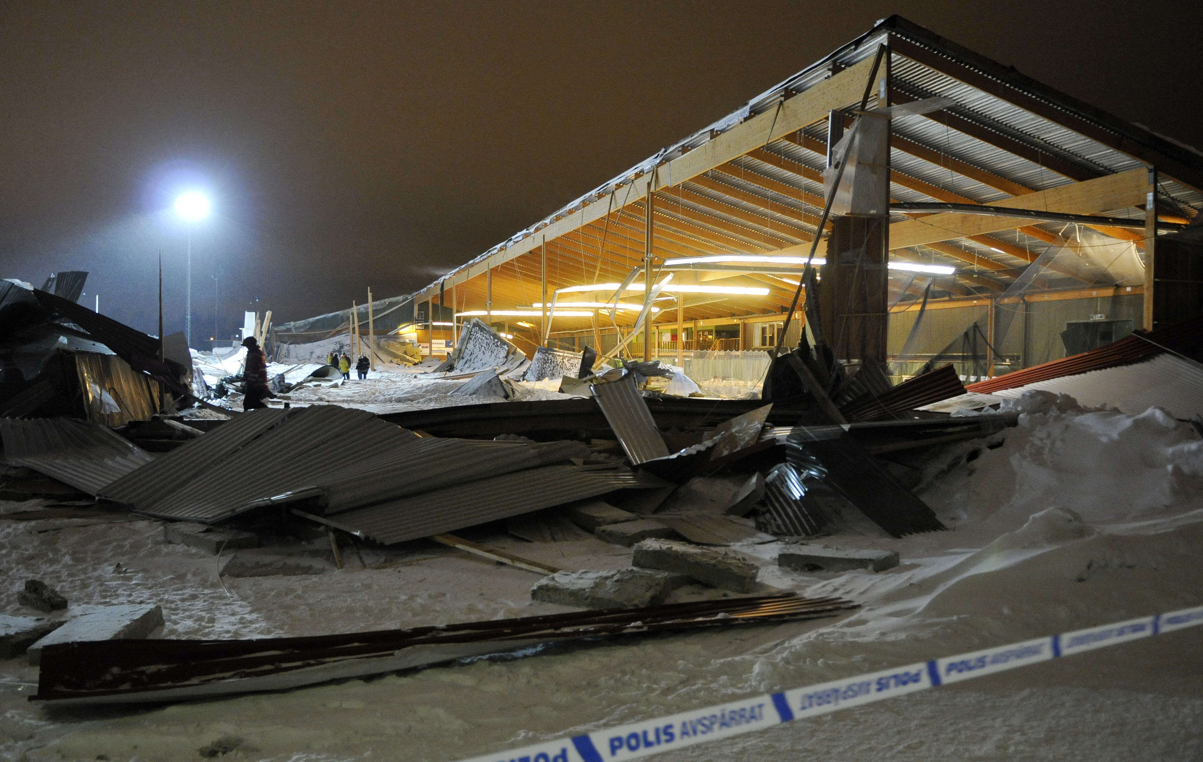 I Nyköping rasade taket in på en tennishall.
