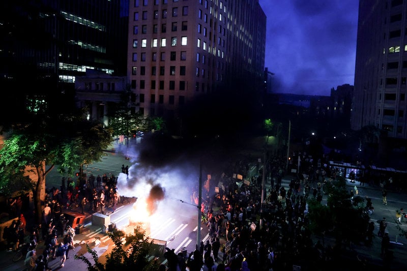 Demonstrationer har ägt rum även i Seattle i nordvästra USA. Demonstranter hade här tänt eld på en container när folksamlingen bestod sent på kvällen.