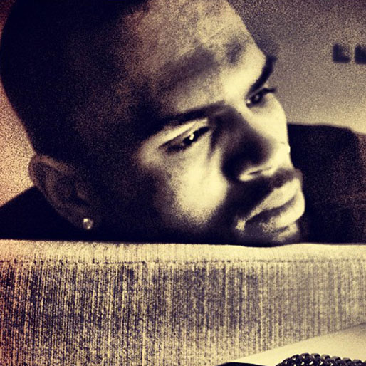 När Chris Brown vill visa att han är en man med mjuka värden så lutar han huvudet mot en soffa och stirrar ut i fjärran.